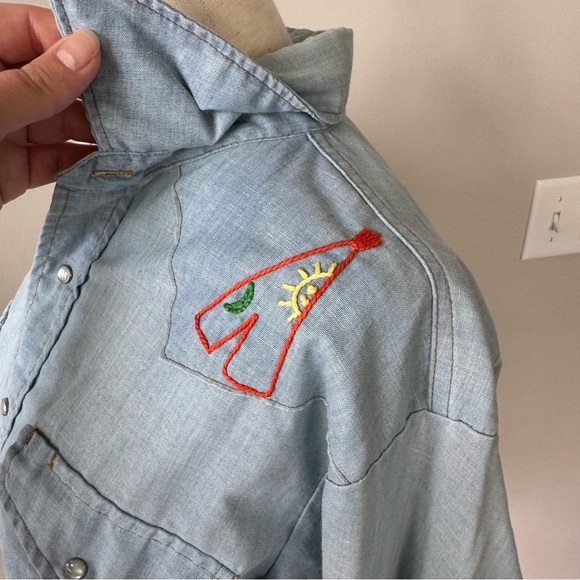 Vintage! Western Sewn Embroidered Light Blue Chambray Denim Shirt - Picture 9 of 14